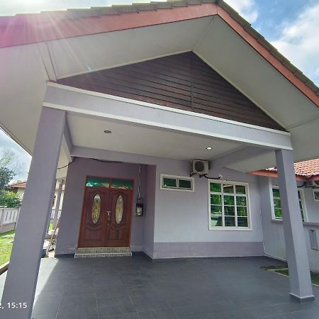 Seri Guesthouse Dungun Kampong Sura Masjid Exterior photo