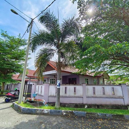 Seri Guesthouse Dungun Kampong Sura Masjid Exterior photo