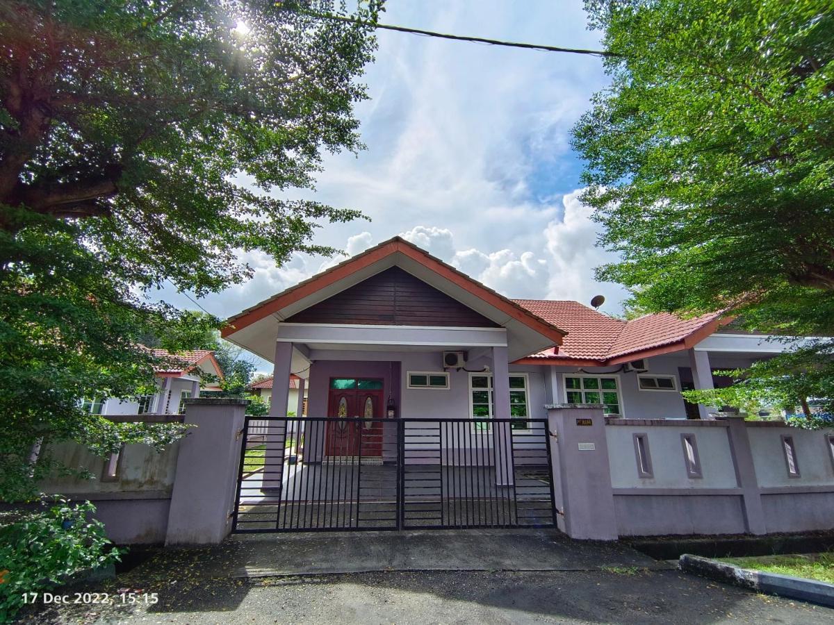 Seri Guesthouse Dungun Kampong Sura Masjid Exterior photo