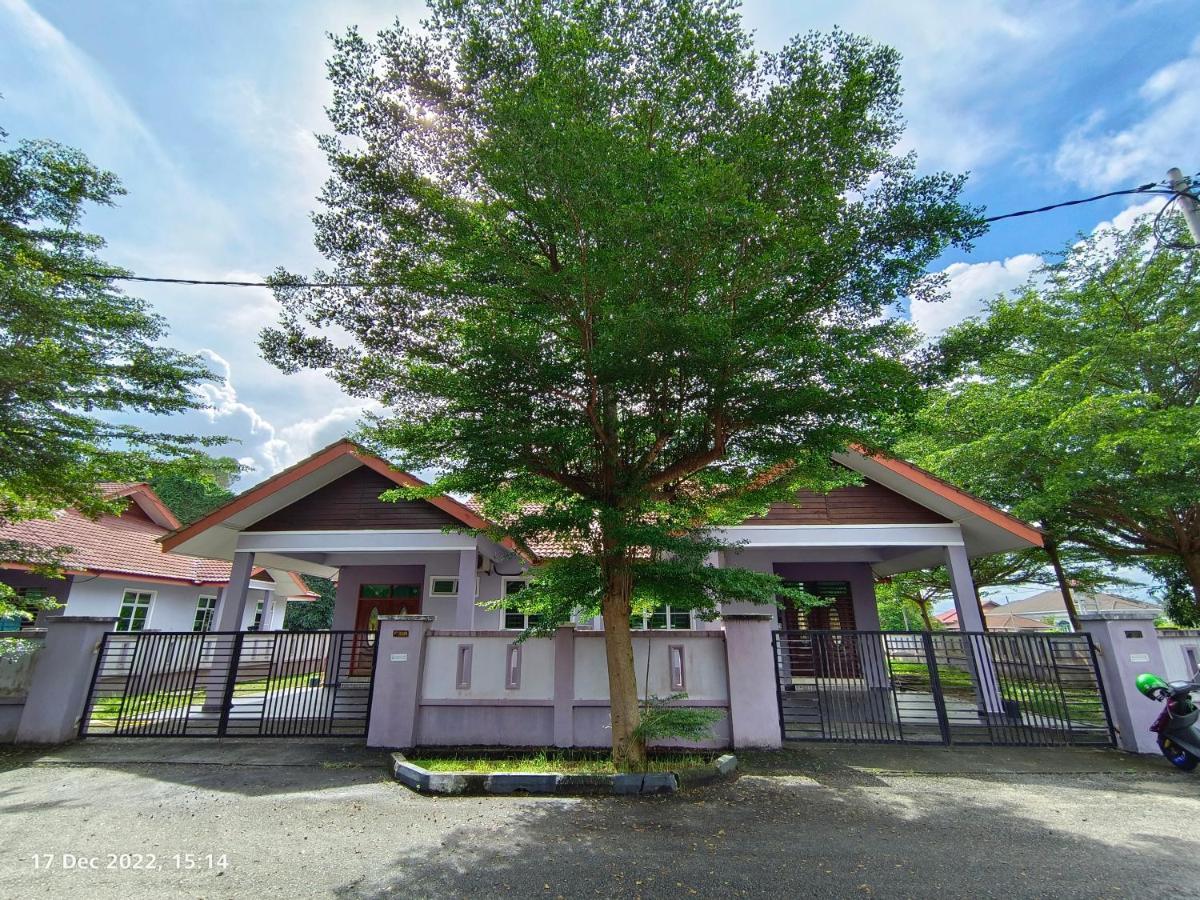 Seri Guesthouse Dungun Kampong Sura Masjid Exterior photo