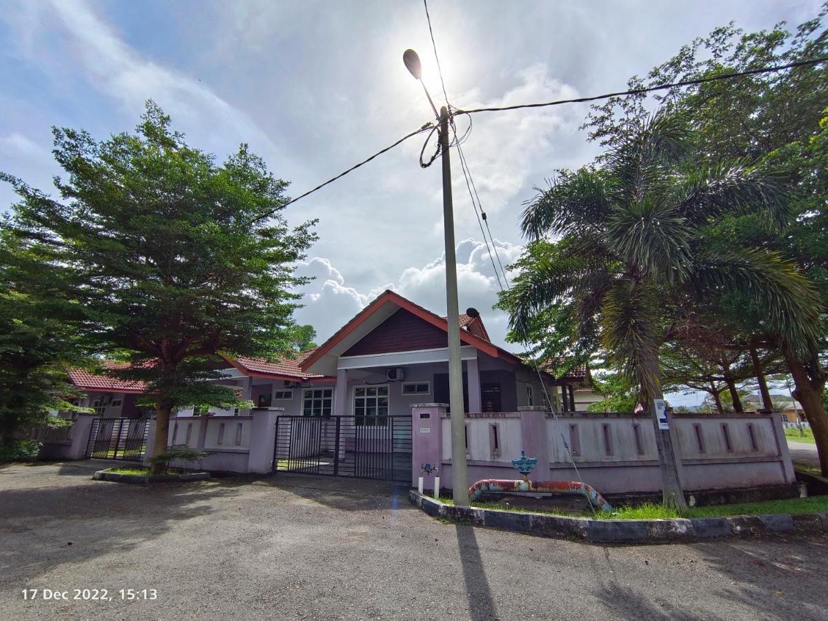 Seri Guesthouse Dungun Kampong Sura Masjid Exterior photo