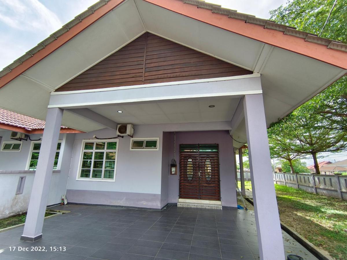 Seri Guesthouse Dungun Kampong Sura Masjid Exterior photo